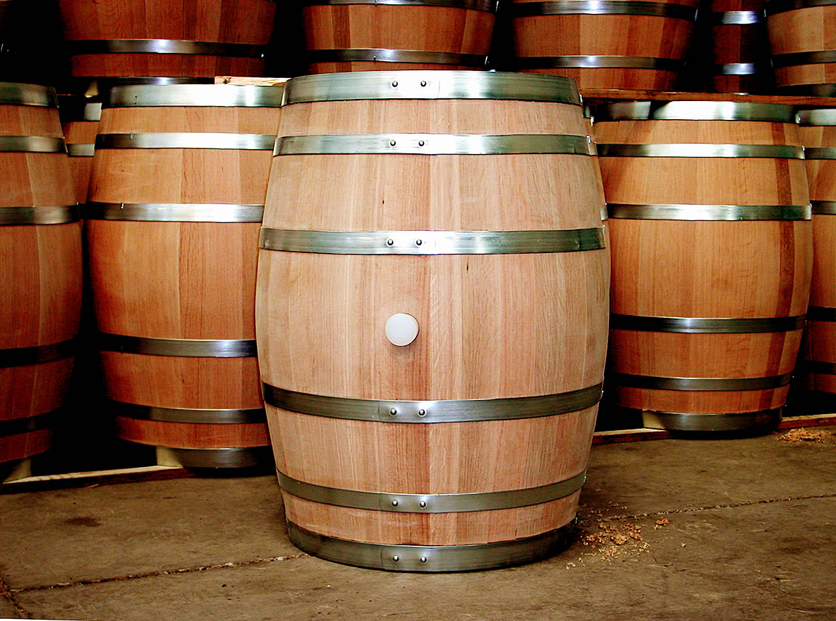 Botti in legno con cerchi metallici di diverse dimensioni